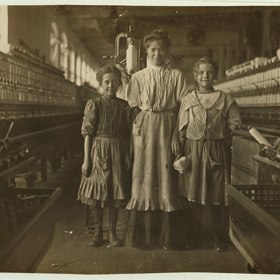 Stroje v továrně se musí čistit. A kdo to udělá lépe než malé dítě, které vleze všude? Co na tom, že ostré části mašin se hýbou jen těsně nad jejich hlavami...