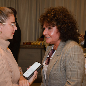 Podle Jitky Zelenkové je u kudrnatých vlasů důležitý střih, který má navíc probíhat za sucha.