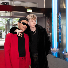 Parťáka Adama Mišíka si ve filmu zahrál Marsell Bendig, bratr známého zpěváka Jana Bendiga.