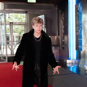 Také Adam Mišík se zahalil do černé, tedy pokud nepočítáme bílé tenisky. Huňatý kožich je do sychravého podzimního počasí jako dělaný, ovšem hodí se také na červený koberec?