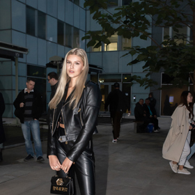 Natálie překvapila černým koženým kompletem, který velmi těsně obepínal její dokonalé křivky. Něžná blondýnka se tentokrát představila trochu jinak - a vlastně proč ne?