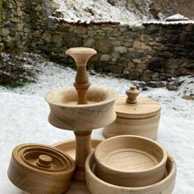 Ve volném čase herec relaxuje prací se dřevem.