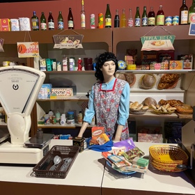 Muzeum v pražském obchodním domě Kotva mapuje životní styl v socialistickém Československu. Nechybí zde ani žena za pultem.
