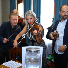 Objevila se proto mezi ostatními umělci na křtu nového alba houslisty Pavla Šporcla Pocta Janu Kubelíkovi.