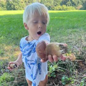 Pepíček byl nalezenými hříbky nadšený.