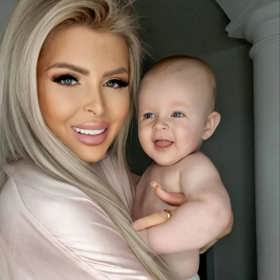 Z malého Rockyho roste silný zápasník po tatínkovi.