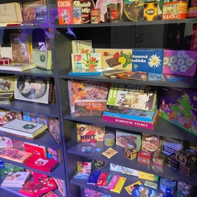 Obaly do expozice věnované cukrovinkám zapůjčil muzeu sběratel Stanislav Krámský.