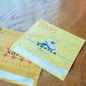 Žlutá Kofila s mouřenínem na obalu se v průběhu let dočkala několika změn obalu.