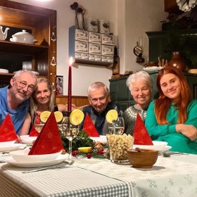 Zpěvačka Elis Mraz se svou rodinou. Táta s mámou se věnují filmu, ona se rozhodla proniknout (nejen) do světa popmusic.