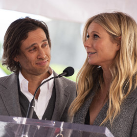 Gwyneth Paltrow vychovává děti nejen s exmanželem Chrisem Martinem, který bydlí nedaleko herečky, ale i svým druhým mužem, televizním scenáristou Bradem Falchukem, za kterého se vdala roku 2018.