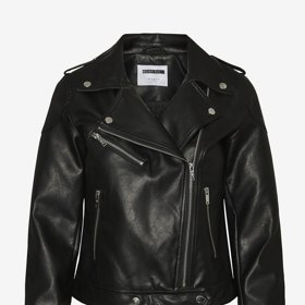 Černý koženkový křivák, který můžete obléct přes jakékoliv šaty s páskem. Noisy May, 1049 Kč