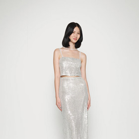 Pokud tedy i vás letos čeká akce, která si žádá trendy outfit, nechte se hereččiným modelem inspirovat. Sukně s flitry NA-KD. Zalando, 904 Kč