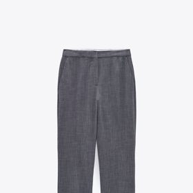 Kalhoty s vysokým pasem, předními kapsami a zadními falešnými prostřiženými kapsami. ZARA, 699 Kč