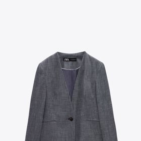 Sako bez klop s dlouhým rukávem a výraznými rameny. Přední prostřižené kapsy. ZARA, 1199 Kč