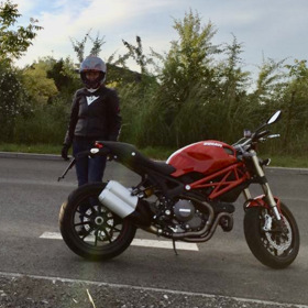 Když bylo Vendule asi 42 let, udělala si papíry na motorku.