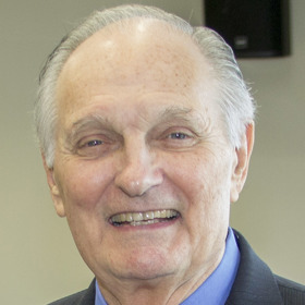 Alan Alda (86) dnes bojuje s Parkinsonovou nemocí, ale i tak je pořád aktivní. Hrál třeba v dramatu Manželská historie (2019).