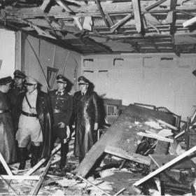 Ač bomba rozmetala celou místnost ve Vlčím doupěti...