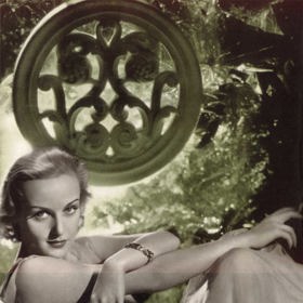 "Žiji podle mužského kodexu navrženého tak, aby odpovídal mužskému světu. Zároveň nikdy nezapomínám, že prvořadým úkolem ženy je vybrat si správný odstín rtěnky."