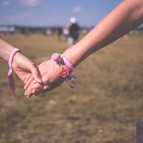 Po volbách lesbičkou? Ano, i to si lidé kdysi mysleli. Pokud by ženy dělaly mužskou práci, do které spadá hlasování, proč by se pak nezačaly třeba líbat, když to taktéž přísluší mužům?