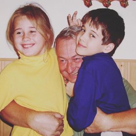 Zpěvačka Elis Mraz pochází z umělecké rodiny. Její bratr Dali Mraz je bubeníkem, táta Vladimír Mráz českým režisérem, scenáristou, kreativním ředitelem QQ studia Ostrava a producentem animovaných filmů.