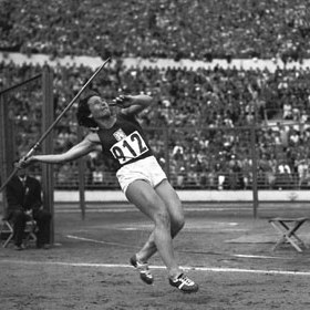 Dana Zátopková opanovala roku 1952 v Helsinkách soutěž v hodu oštěpem. Své náčiní poslala hned prvním hodem za značku 50 metrů, čímž stanovila nový olympijský rekord a získala zlatou medaili. Stalo se tak jen krátce poté, co její manžel Emil zvítězil v běhu na pětikilometrové trati.