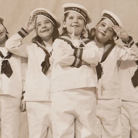 Stát z nich udělal cvičené opice v luxusním vězení.