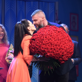 Ten největší pugét růží jí ovšem donesl její partner. 