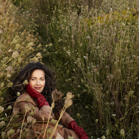 Právě zeleň je pro SuperWoman Taťánu le Moigne důležitou součástí života. (Taťána le Moigne má na sobě oblek COS, rukavice Bohemia Gloves, obuv H&M.)