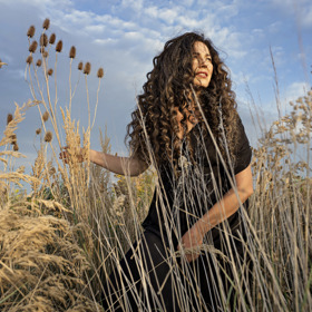 Magazín Lifee.cz přichází s novým projektem SuperWoman, ve kterém představuje výjimečně úspěšné ženy a jejich životní cesty. První z nich je paní Taťána le Moigne. (Taťána le Moigne má na sobě šaty Leeda.)