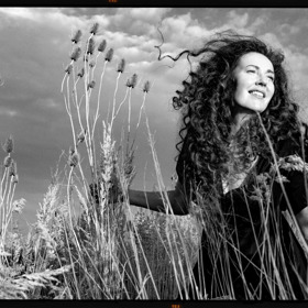 Fotografka dobře věděla, jak dokonale Taťána splyne s přírodou.  