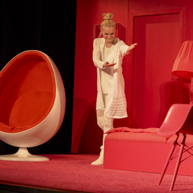 Příběh popisuje strasti ženy po čtyřicítce, která se marně snaží otěhotnět.