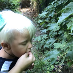 Syn Pepíček sklízí úrodu ze zahrady nejradši rovnou do pusy.