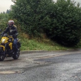 Tahle žlutá Kawasaki Vendulu Pizingerovou zradila hned při první jízdě, když jí kola uklouzla na štěrku.