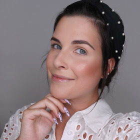 Pokud se vám stane, že při vykreslování přetáhnete, není to žádná katastrofa. Stačí pomocí štětce nebo houbičky, na které vám zbylo trochu korektoru, tvar jednoduše opravit.