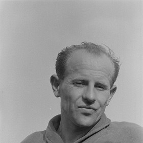 Jeho největší úspěch ovšem přišel o čtyři roky později na olympiádě v Helsinkách. Díky třem zlatým medailím se nejen stal miláčkem finského publika, ale také velkou inspirací pro spisovatele Otu Pavla, který o něm napsal jednu ze svých legendárních sportovních povídek.