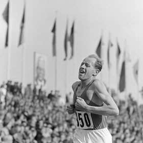 V Helsinkách zvítězil Emil Zátopek nejen na pěti a desetikilometrové trati, ale také v maratonu, který tehdy běžel poprvé v životě. Tak výjimečný vytrvalec to byl.