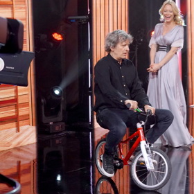 Zatímco ženy sází, muži musejí plnit výzvy, které jim vyberou jejich partnerky.