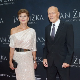 Tatínek Petra Jákla, kaskadér Petr Jákl starší, v doprovodu své ženy.