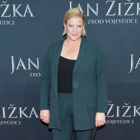 Britská herečka Jennifer Armour patřila mezi pozvané zahraniční herce. Neoblékla večerní róbu, ale slušivý kostýmek v zelené barvě, který lichotí jejím ženským křivkám.