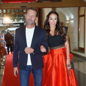 Ostře sledovaný pár, Agáta Hanychová a Jaromír Soukup. Ředitel televize zvolil lehce neformální oděv.  