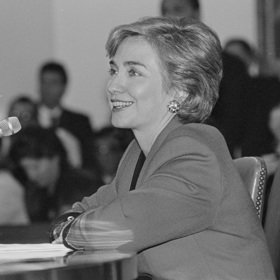 V roce 1993 už se Hillary pohybovala v politice jako ryba ve vodě. Její tehdejší módní styl byl v podstatě nevýrazný. Nezaujal, ani neurazil.