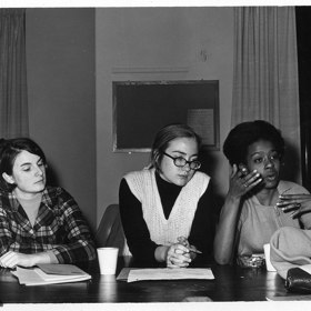 Hillary Clinton (uprostřed) byla v začátcích své politické kariéry spíše šedou myškou, která moc nepřemýšlela, co si bere na sebe. Její street style se ovšem o padesát let později stal velkým hitem, za který se nestydí ani přední influencerky jako Hailey Bieber nebo Kaia Gerber. Na snímku z roku 1968 se Hillary, tehdy ještě Rodham, uchází o post prezidentky Vládní asociace Wellesley College, kterou se nakonec stala.