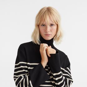 Pruhovaný svetr s přiléhavým stojáčkem. H&M, 999 Kč