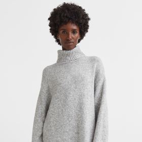 Pletené šaty s rolákem. H&M, 899 Kč