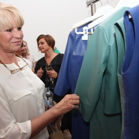 Milada Karasová se v módě vyzná a v oblibě má české návrháře. Na snímku s róbami od Liběny Rochové.