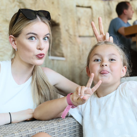 Adélka si během natáčení seriálu ZOO užije hodně legrace. Na fotografii s herečkou Michaelou Pecháčkovou.