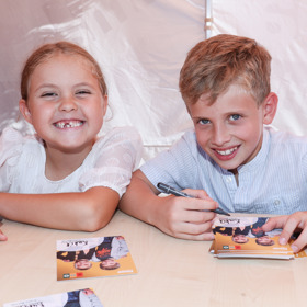 Parťákem Adélky Hesové je v seriálu ZOO dětský herec Jakub Barták.