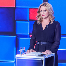Moderátorka Terezie Tománková obléká na diskuze s politiky takové šaty, které neodvádějí pozornost od důležitých informací.