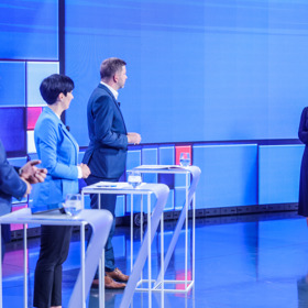 Podle stylisty je nutné, aby outfit moderátorky ladil s prostředím studia.