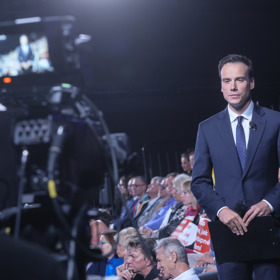 Ani pánové nezůstávají pozadu. Moderátor Petr Suchoň má vždy skvěle padnoucí oblek.